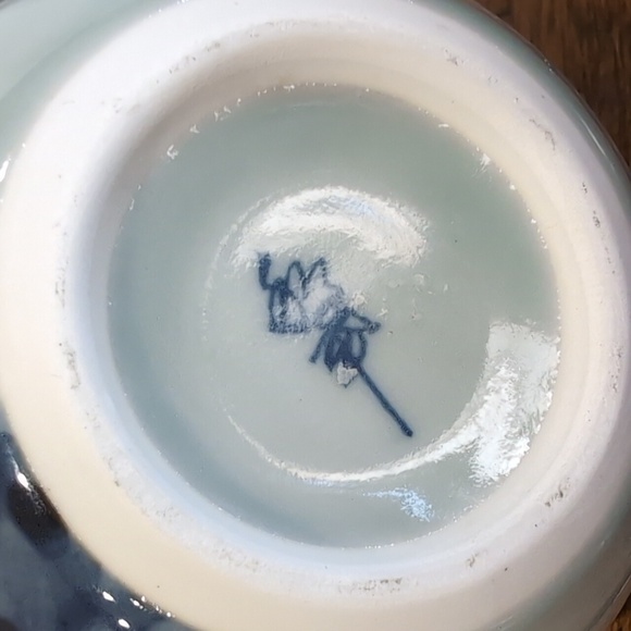 Arita Japanese Porcelain Sake Set - Tokkuri Bottle & 4 Ochoko Cups - Picture 4 of 11